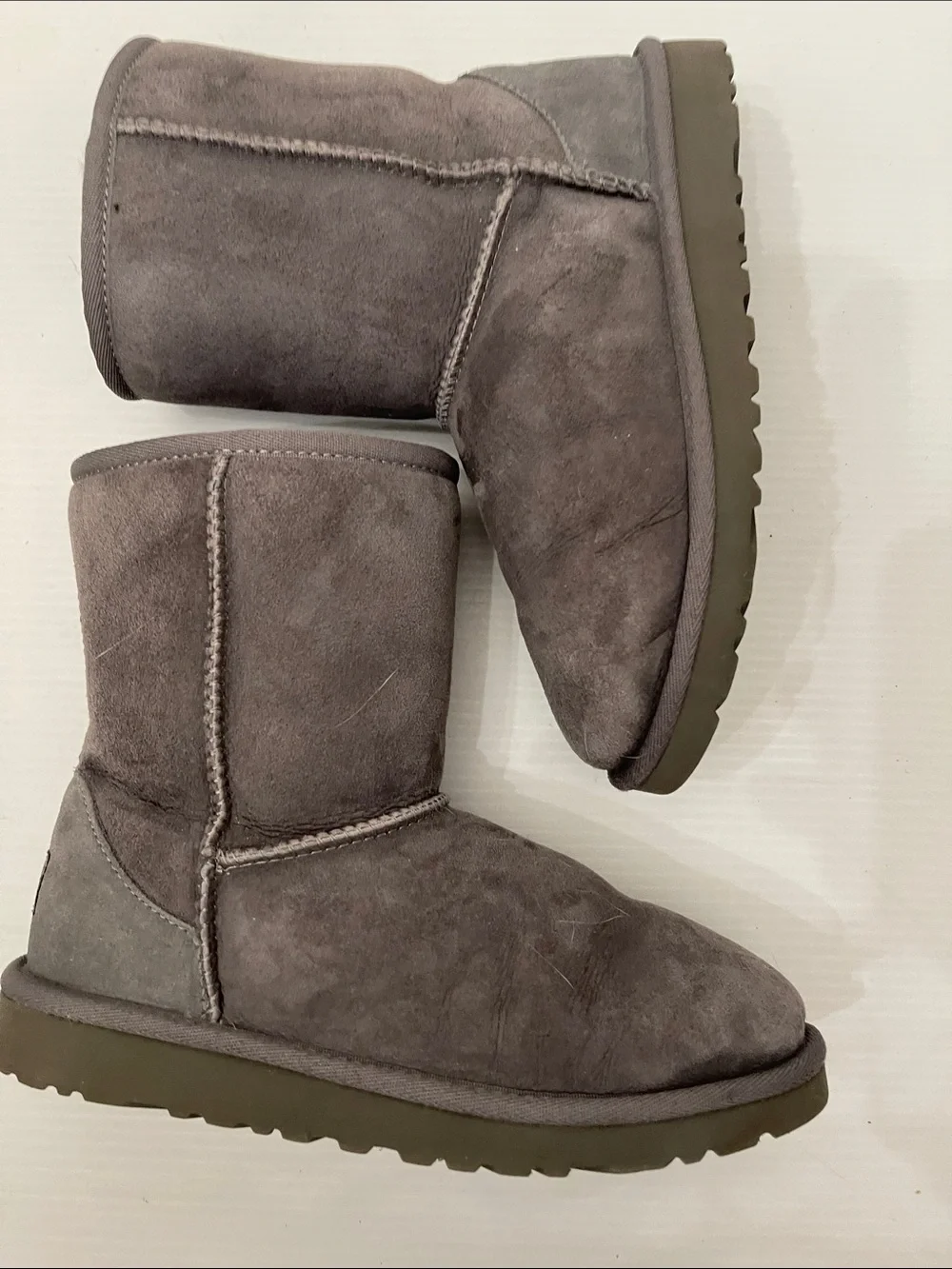UGG WINTER CLASSIC SHORT II BOOTS BOYS-GIRLS SIZE 4